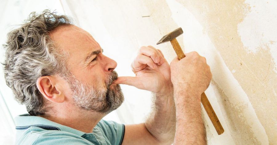 Manchmal kann es schnell gehen: Verletzungen mit dem Hammer können schmerzhaft und folgenreich sein.