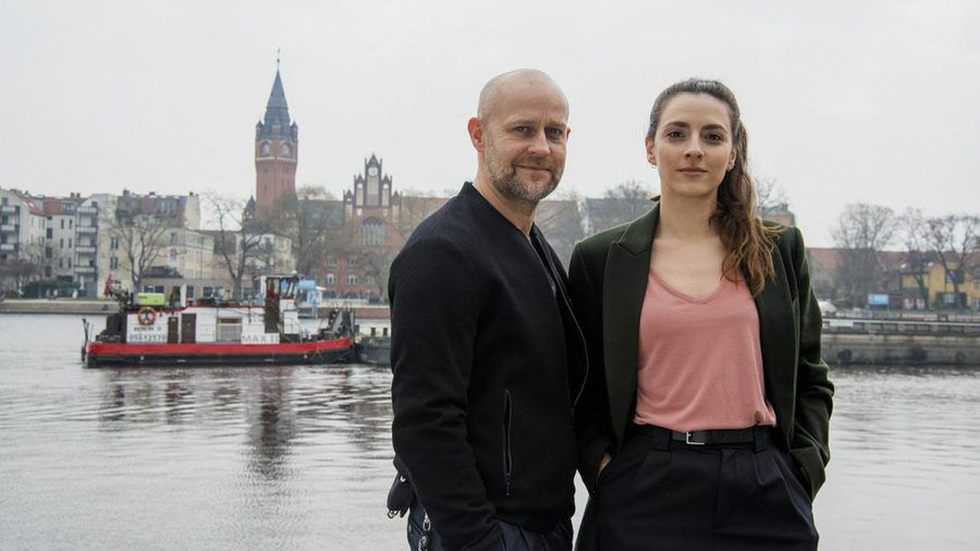 Jürgen Vogel und Seyneb Saleh bei den Dreharbeiten zu "Jenseits der Spree". (dr/spot)