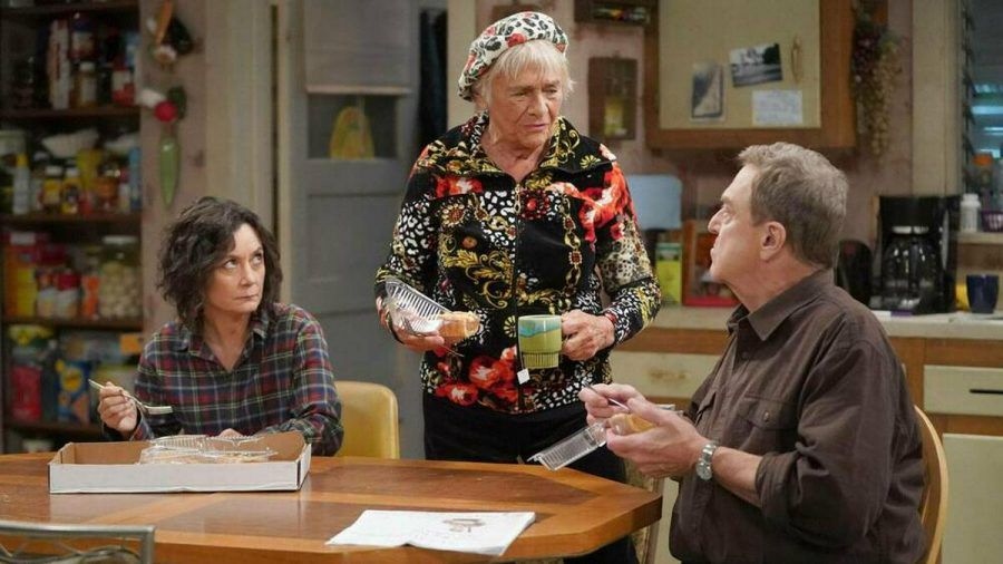 "Die Conners" (v.r.): Daniel "Dan" Conner (John Goodman), Beverly Harris (Estelle Parsons) und Darlene Conner-Healy (Sara Gilbert) (ili/spot)