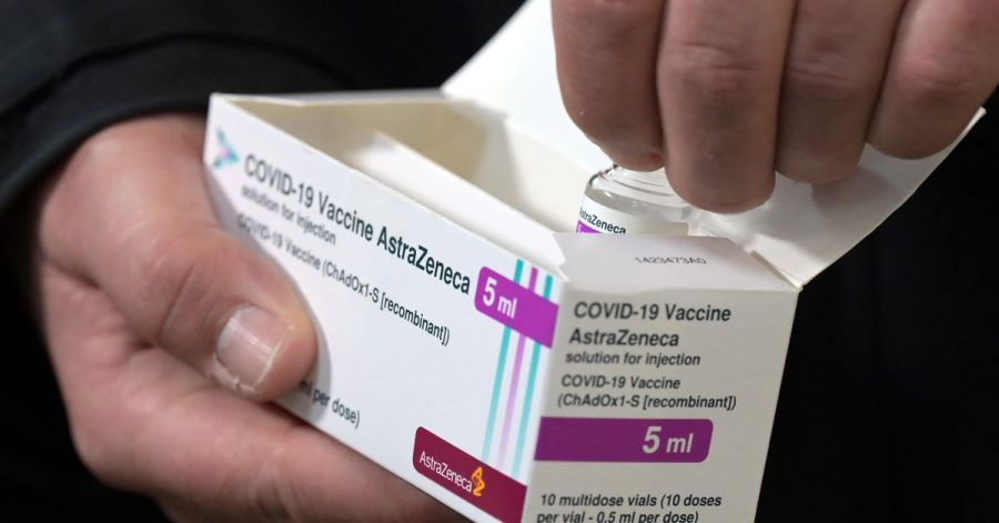 Ein Fläschchen mit fünf Milliliter Corona-Impfstoff von Astrazeneca.