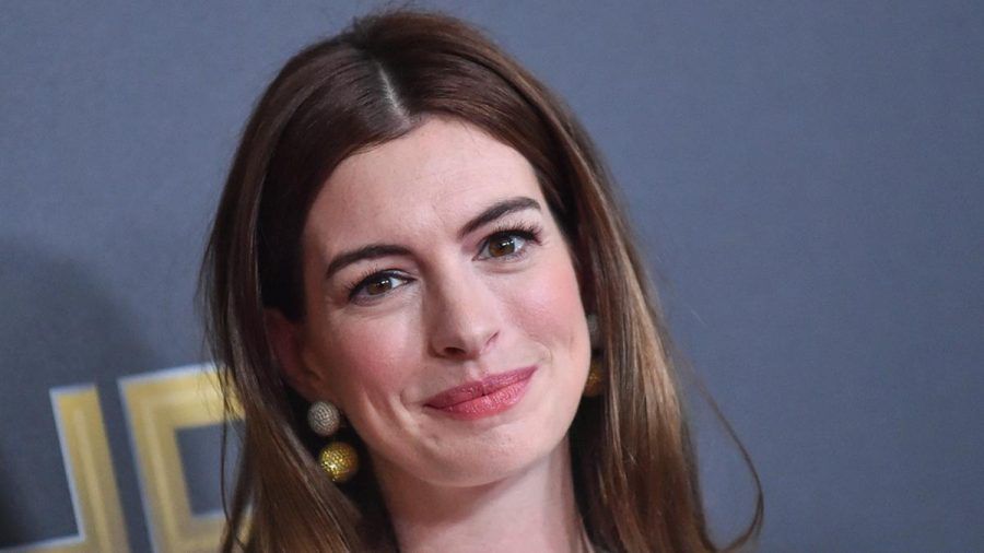Anne Hathaway kann romantische Abende einfach auf dem Sofa verbringen. (dr/spot)