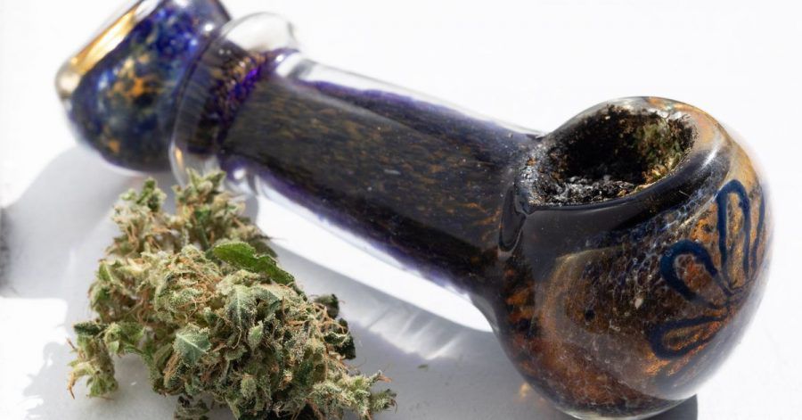 Cannabis liegt neben einer Pfeife. In New York soll Marihuana legalisiert werden.