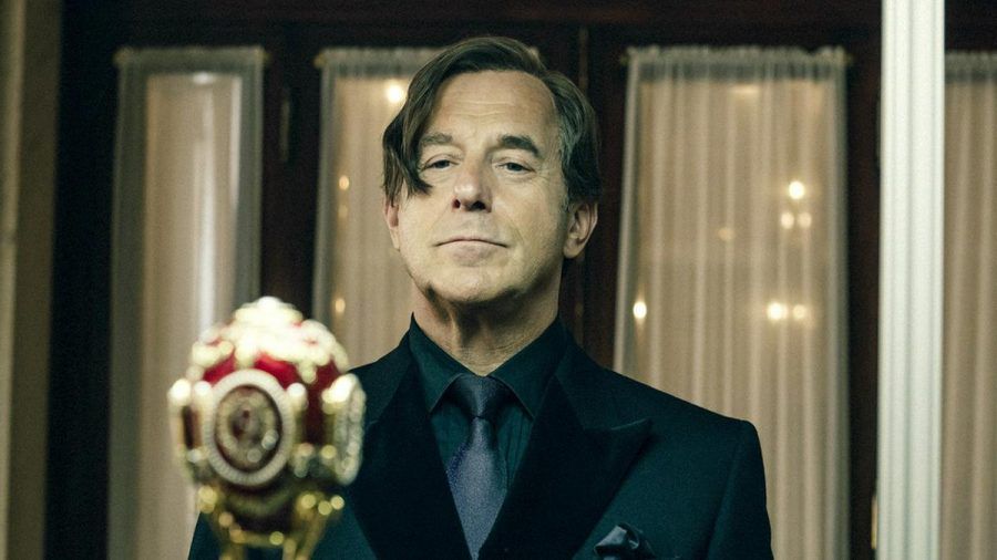 "Allmen und das Geheimnis der Erotik": Der Kunstliebhaber von Allmen (Heino Ferch) kann einem berühmten Fabergé-Ei nicht widerstehen (cg/spot)