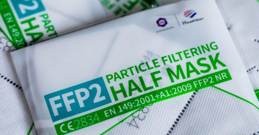 Unter Umständen kann am Arbeitsplatz das Tragen einer FFP2-Maske vorgeschrieben sein.