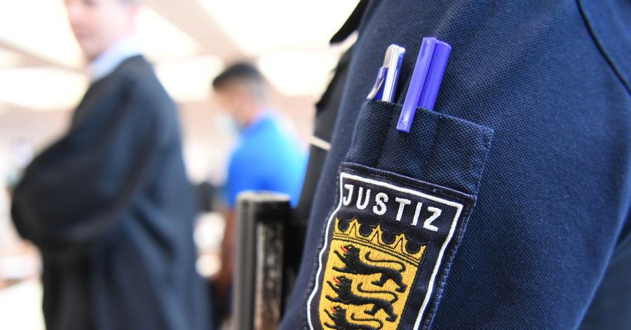 Im Hintergrund steht ein Angeklagter im Prozess vor dem Landgericht Ulm um die Vergewaltigung einer 14-Jährigen.
