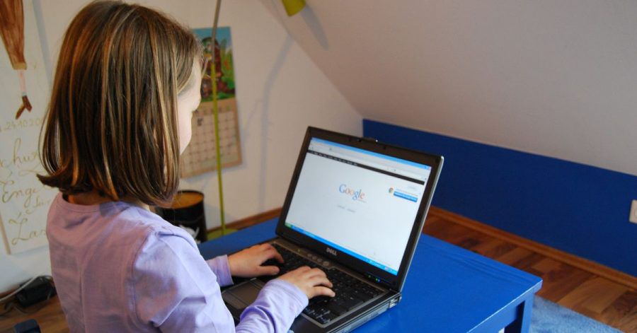 Zum 1. April tritt ein reformiertes Jugendschutzgesetz in Kraft, das Kinder und Jugendliche besser vor Mobbing und Belästigung im Internet bewahren soll.