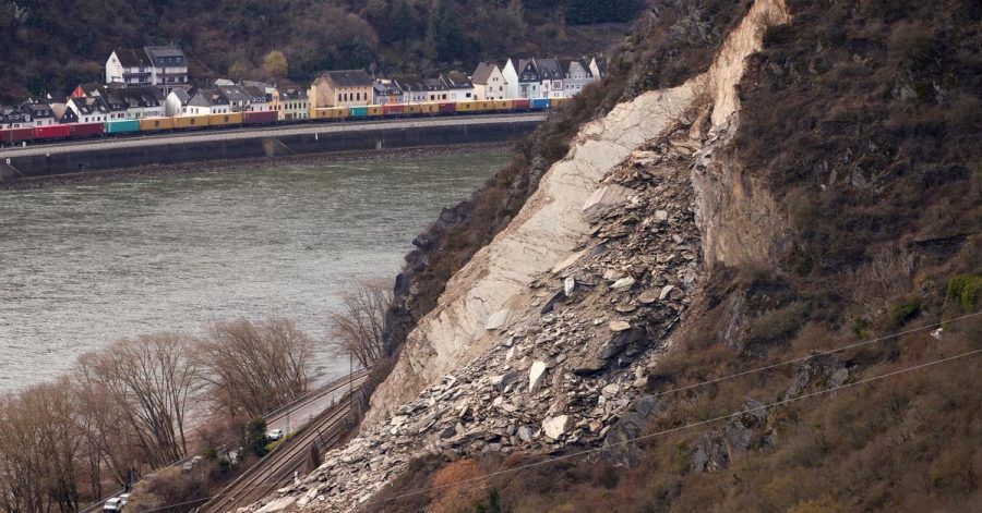 Ein Felssturz hat die linksrheinische Bahntrasse zwischen St. Goarshausen und Kestert verschüttet.