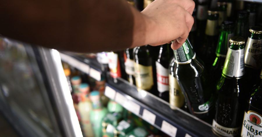 Die Deutschen trinken in der Corona-Krise weniger Alkohol. Experten sehen den Grund in den geschlossenen Gaststätten.