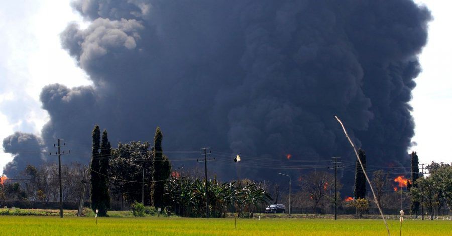 In der Pertamina Balongan Raffinerie ist es nach einer Explosion zu einem Großbrand gekommen.