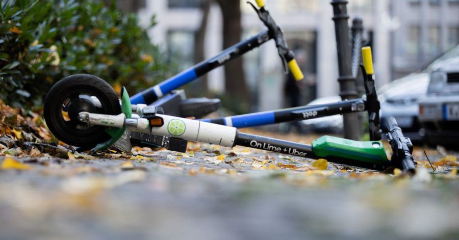 Ein häufiger Anblick in deutschen Städten: E-Scooter liegen auf einem Gehweg in Wiesbaden.