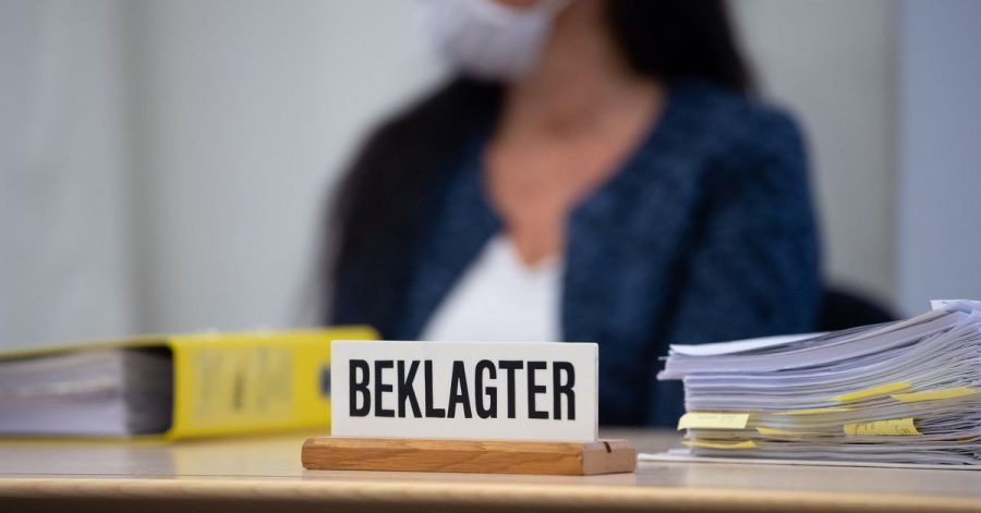 Die angeklagte Heilpraktikerin vor Prozessbeginn im Oberlandesgericht im Sitzungssaal.