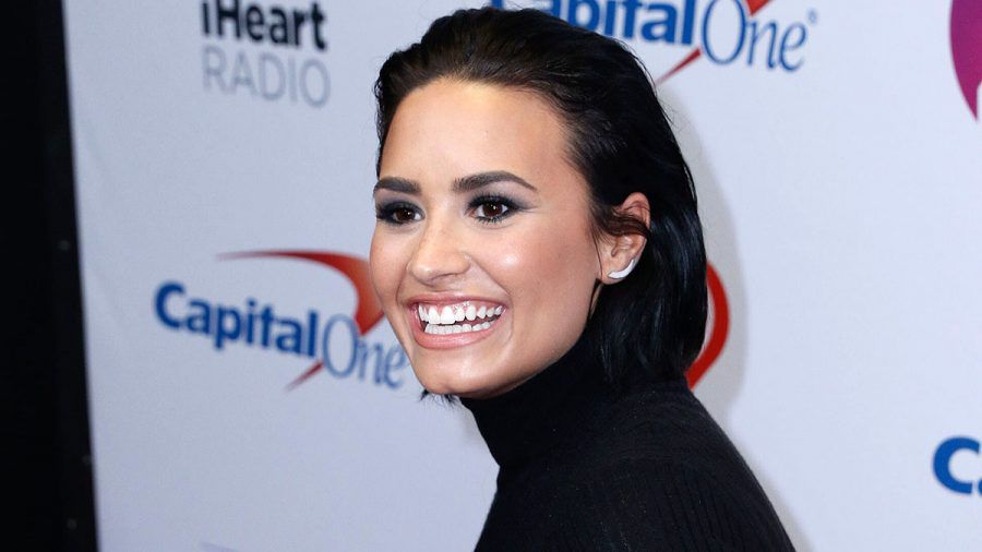 Demi Lovato plaudert über ihre Versuche mit einer Frau