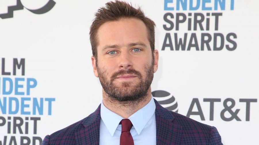 Armie Hammer zeigt sich nach Kannibalismus-Vorwürfen mit unbekannter Frau