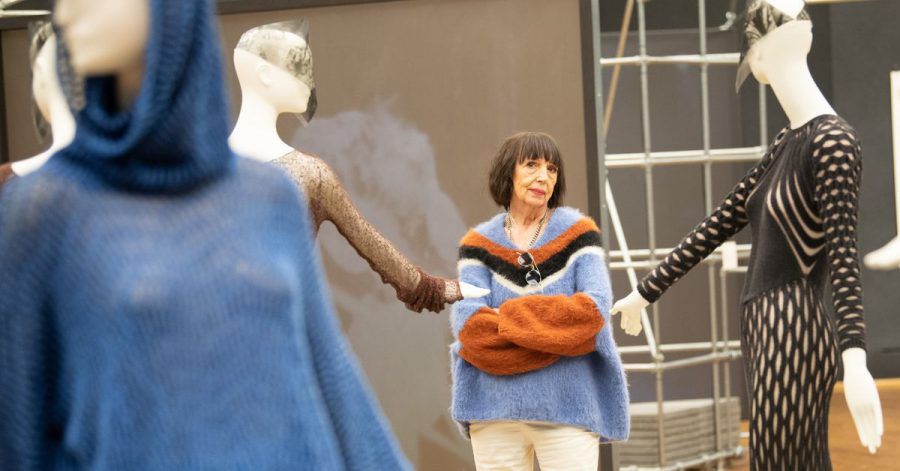 Claudia Skoda, deutsche Strickdesignerin und Ikone der Berliner Undergroundszene, in der Ausstellung.