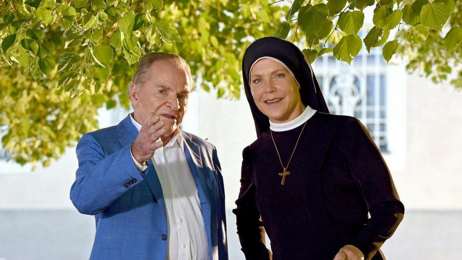 "Um Himmels Willen": Bürgermeister Wöller (Fritz Wepper) und Schwester Hanna (Janina Hartwig) haben einiges zu klären (cg/spot)