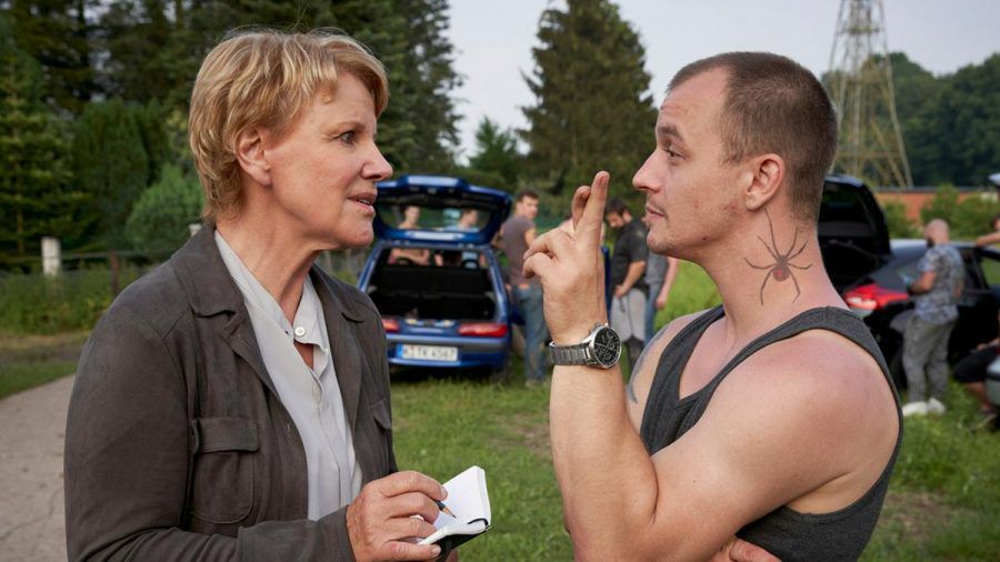 "Marie Brand und der Reiz der Gewalt": Der Anführer der jungen Kämpfergruppe, Alex Fabry (Paul Wollin), provoziert Kommissarin Marie Brand (Mariele Millowitsch). (cg/spot)