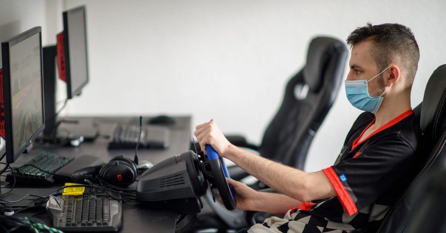 Der E-Sportler Alexander Förster vom Verein «Magdeburg eSport» trainiert an einem Computer mit einem Rennsportspiel. Sachsen-Anhalt fördert mit dem «E-Sport Hub» einen Knotenpunkt für wettbewerbsmäßiges Spielen am Computer.
