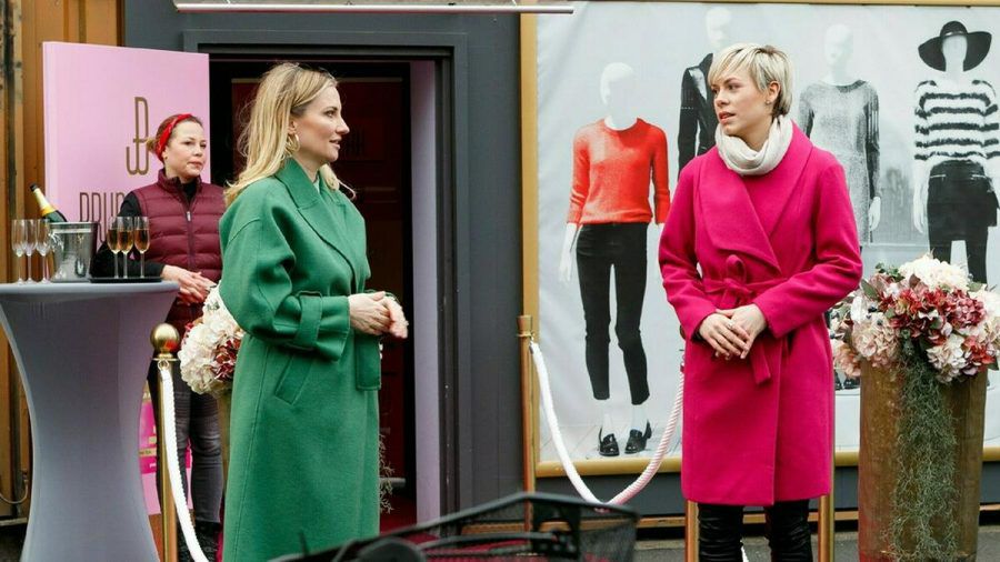 "Alles was zählt": Isabelle (M) atmet erleichtert auf, als ihre Beauty-Party auch dank Ina (l.) und Kim gut anläuft (cg/spot)