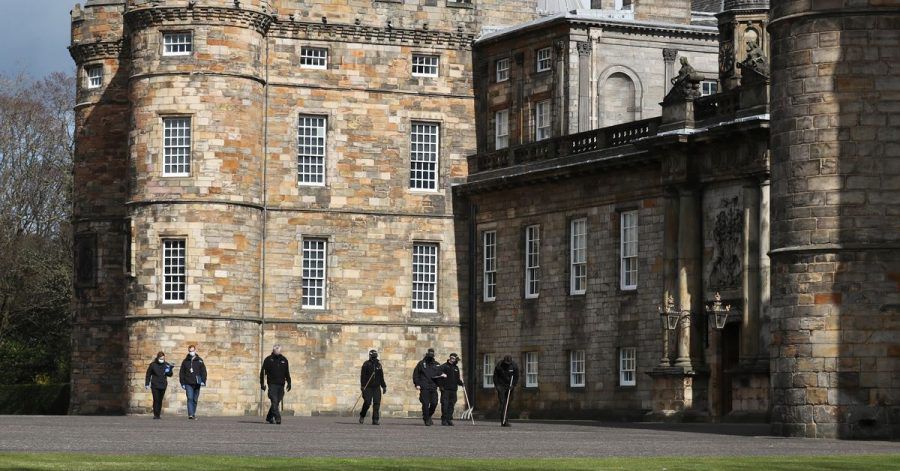 Polizeibeamte auf dem Gelände des Holyrood-Palasts.
