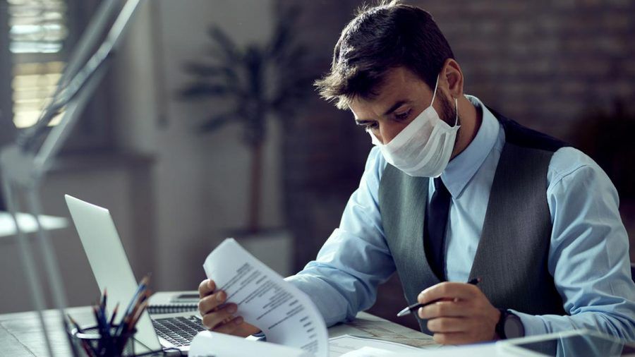 Wann Atemschutzmasken wieder aus dem Büroalltag verschwinden, ist derzeit noch nicht absehbar. (elm/spot)
