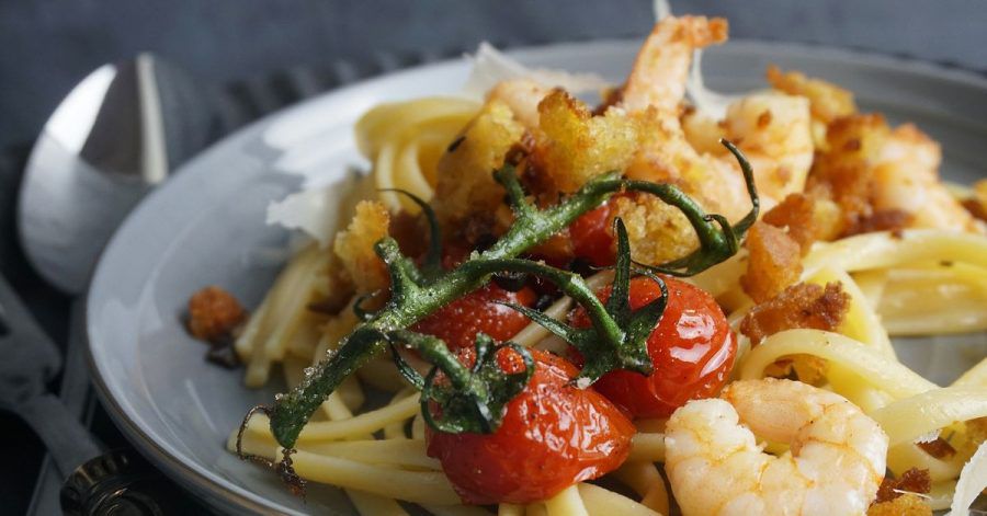 Chilibrösel geben dem Garnelen-Linguine-Teller Crunch, der Strunk der Cherrytomaten einen Farbtupfer.