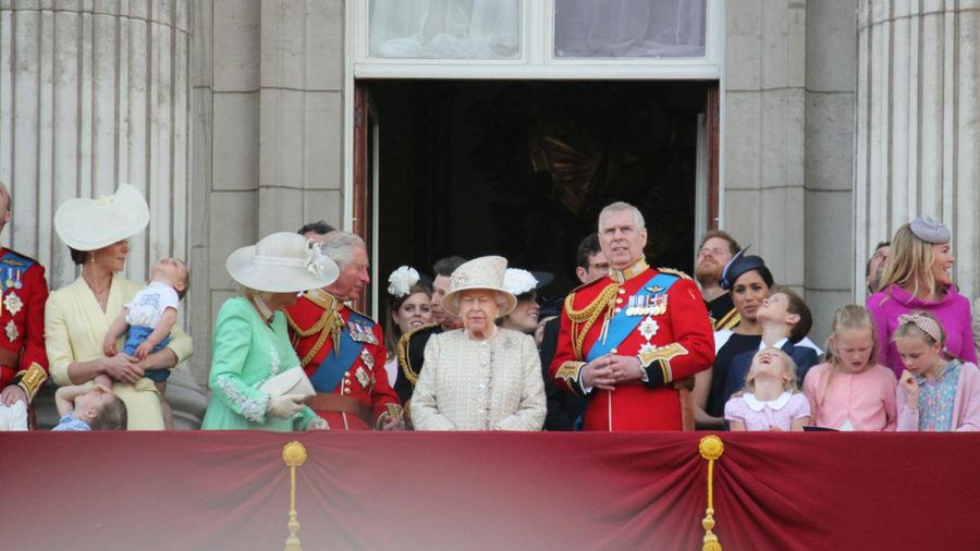 Queen Elizabeth II. hat jetzt vier Kinder, acht Enkel und zehn Urenkel - viele davon feierten mit ihr auf dem Balkon des Buckingham Palace Trooping the Colour im Jahr 2019. (ili/spot)