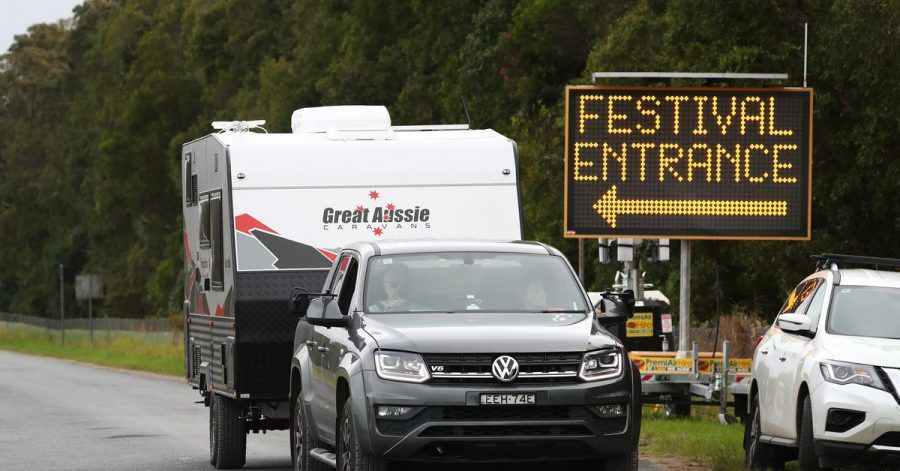 Festivalbesucher verlassen das Festival-Gelände im australischen Byron Bay.