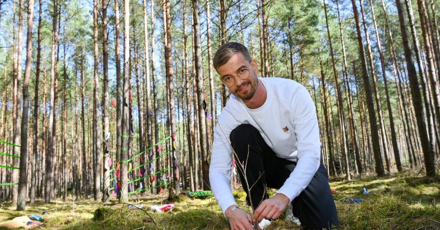 Der Entertainer und Unternehmer Joko Winterscheidt pflanzt ein Bäumchen.