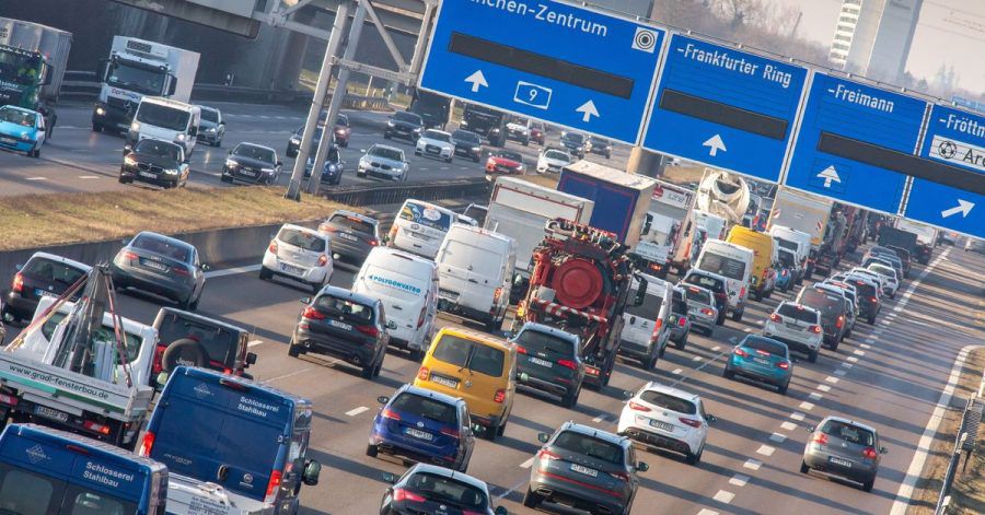 Auch wenn die Autobahn voll scheint: Durch die Pandemie hat sich die Nutzung des eigenen Pkws, sowie von Bussen und Bahnen verändert.