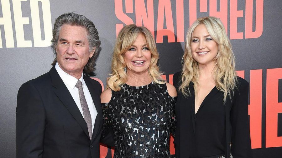 Schauspielerfamilie: Kate Hudson (r.) und Goldie Hawn gratulieren Kurt Russell zum 70. Geburtstag. (ili/spot)
