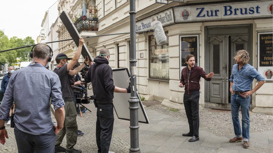 Eckkneipendrama: Daniel Brühl als Filmstar in "Nebenan"