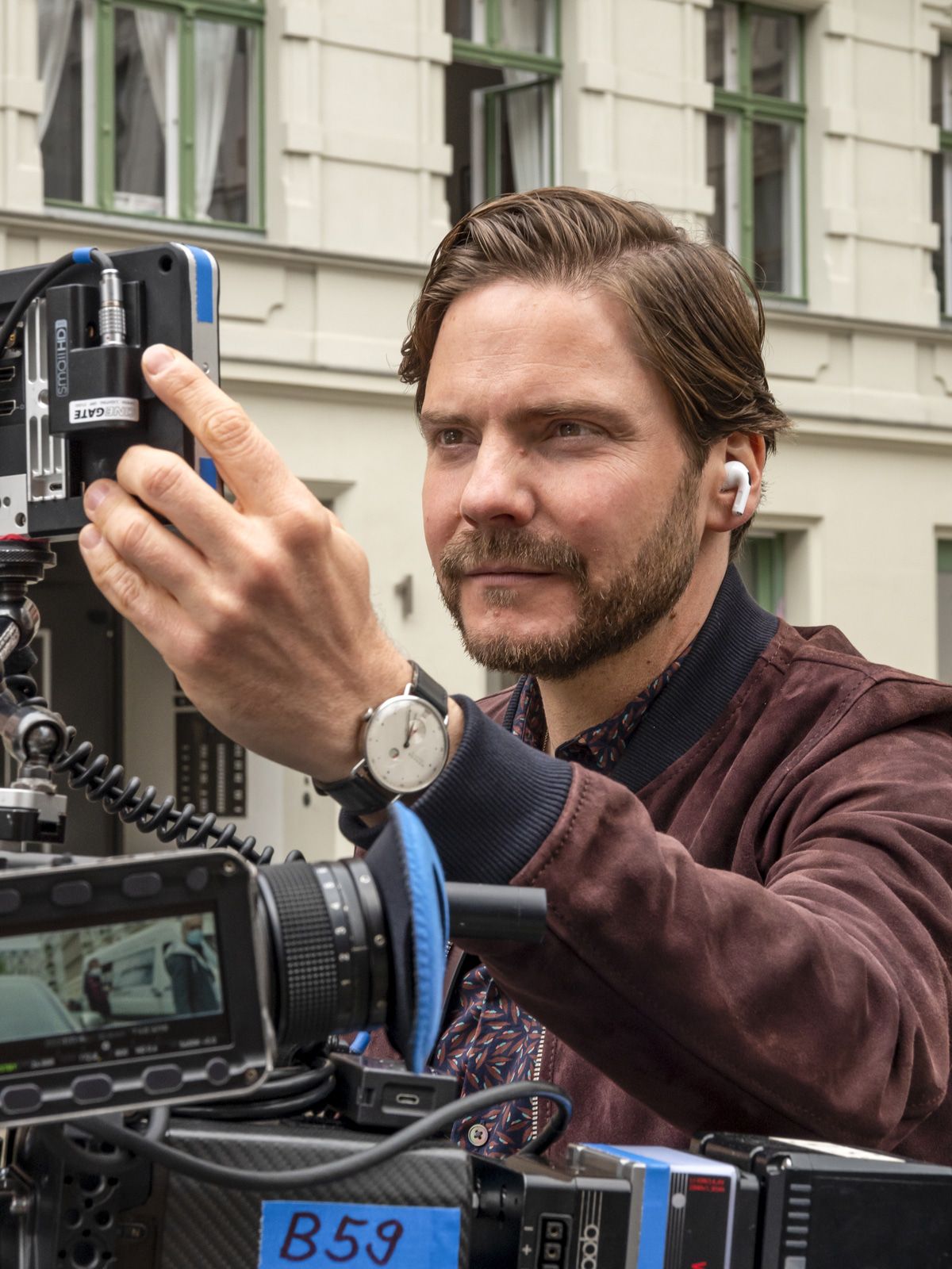 Eckkneipendrama: Daniel Brühl als Filmstar in "Nebenan"