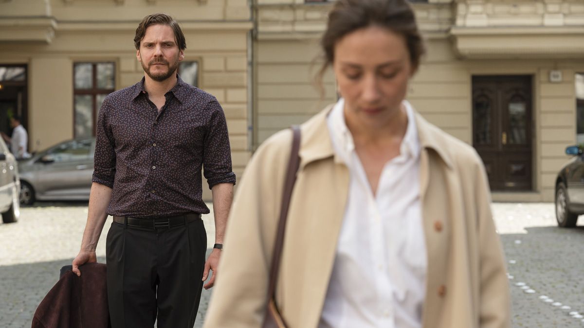 Eckkneipendrama: Daniel Brühl als Filmstar in "Nebenan"