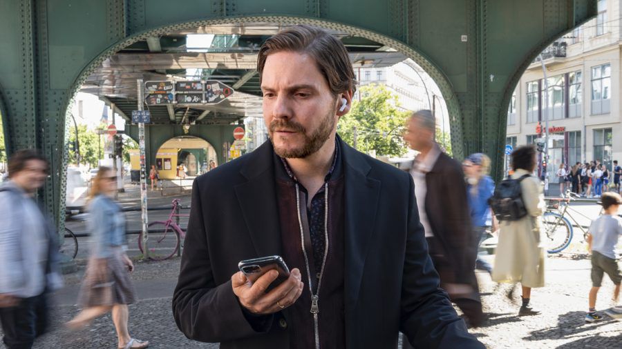 Daniel Brühl über sein Regiedebüt und Leben im Prenzlauer Berg