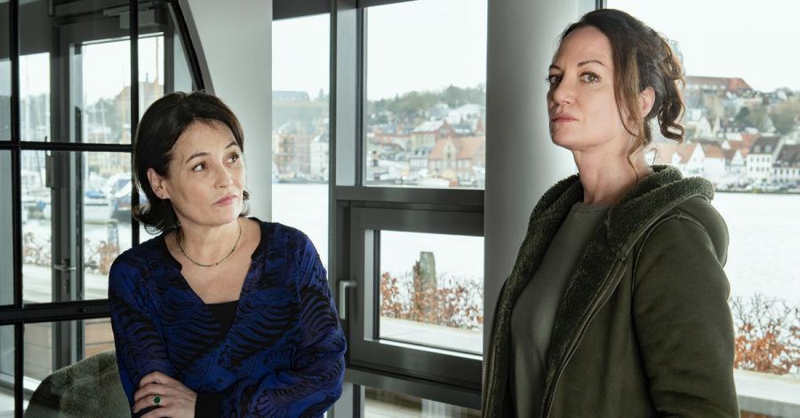 Jana Winter (Natalia Wörner, r) befragt die Brieffreundin Marlene Hausmann (Anke Sevenich) zum Verdächtigten in einer Szene des Films «Unter anderen Umständen - Für immer und ewig».