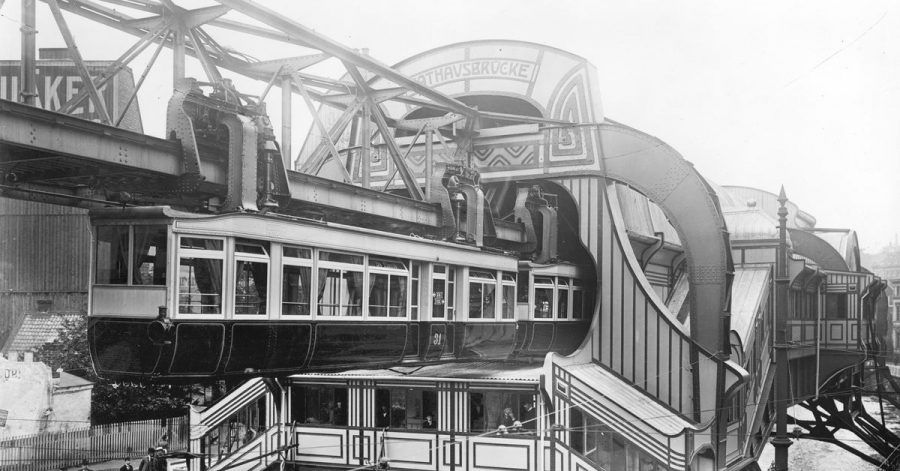 Das historische Archivfoto aus dem Jahre 1903 zeigt den Bahnhof «Rathausbrücke» der Wuppertaler Schwebebahn.