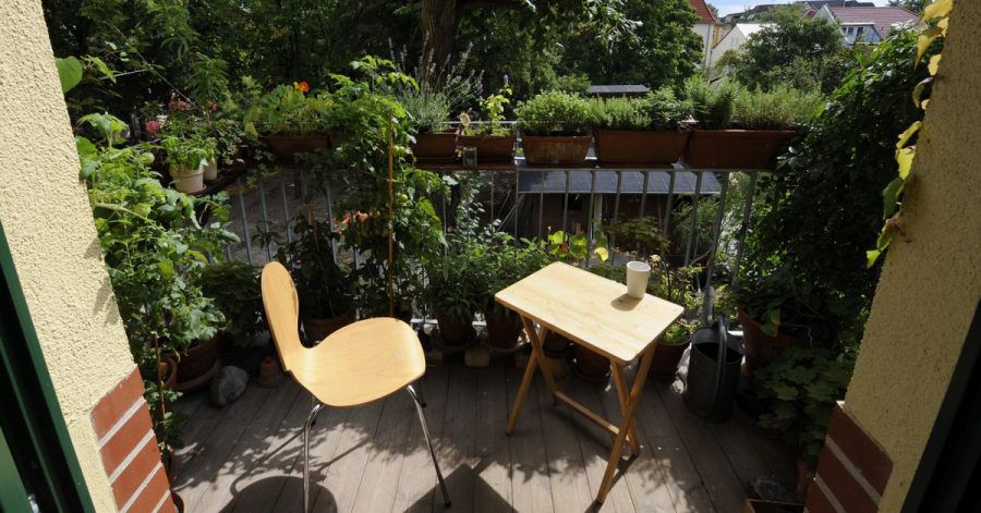 Von den Spuren der Wintermonate befreit, lockt der Balkon an sonnigen Frühlingstagen.