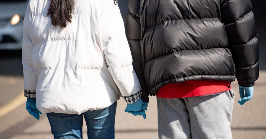 Die kalten Wintertemperaturen sind vorbei. Wer seine Winterkleidung nun wegpacken möchte, sollte sie vorher waschen.