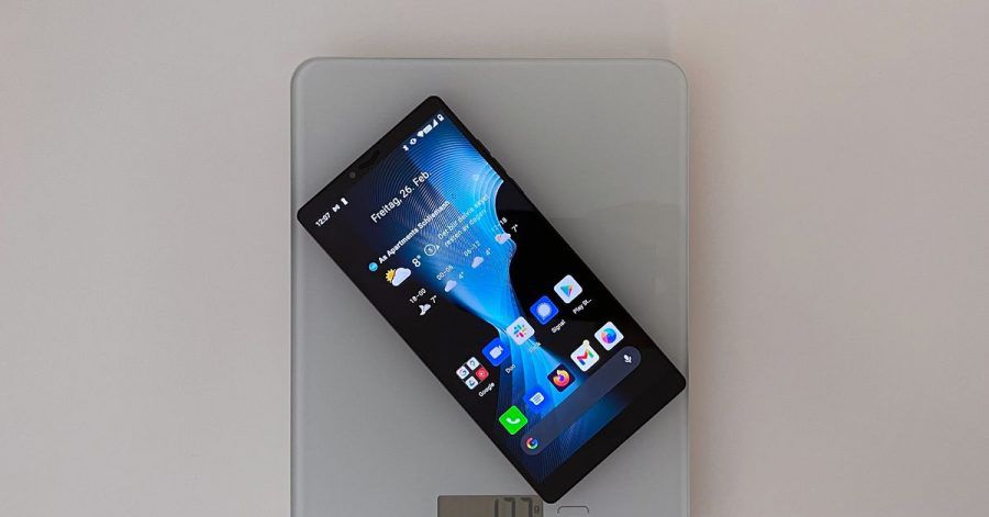 127 Gramm - für ein Smartphone dieser Größe ist das Carbon 1 Mk II ganz schön leicht. Möglich macht es ein Gehäuse aus leichter Kohlefaser.