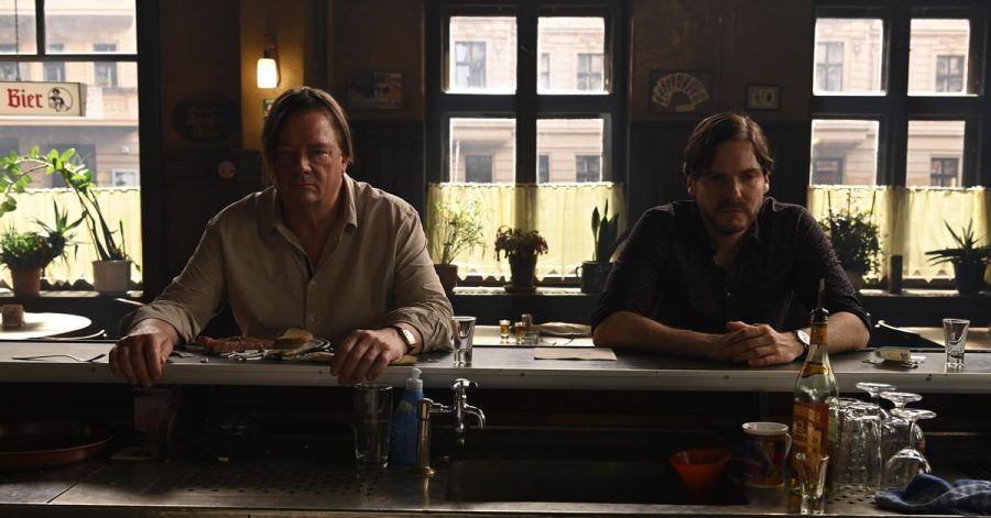 Peter Kurth (l.) und Daniel Brühl in einer Szene aus "Nebenan" ("Next Door"). Das Regiedebüt von Schauspieler Daniel Brühl gehört zu den Wettbewerbsfilmen der Berlinale 2021.