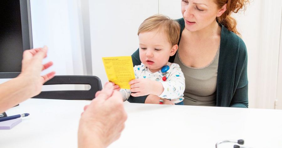 Manche Kinder haben Angst vor Spritzen. Eltern sollten ihre Kleinen ernst nehmen und versuchen, die Notwendigkeit altersgerecht zu erklären.