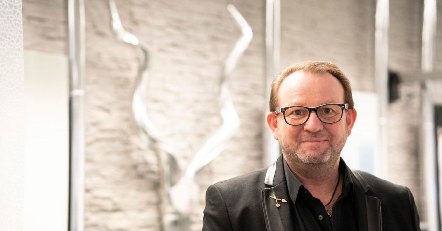 Weil der Andrang riesig war, hat der Friseur Andreas Nuissl den ersten Termin für einen guten Zweck versteigert.