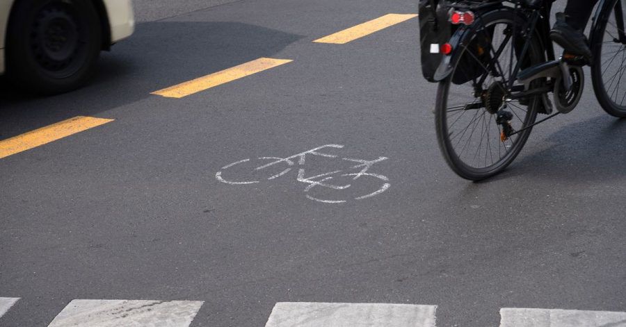 Ein Radfahrer ist auf einem Berliner Pop-up-Radweg unterwegs.