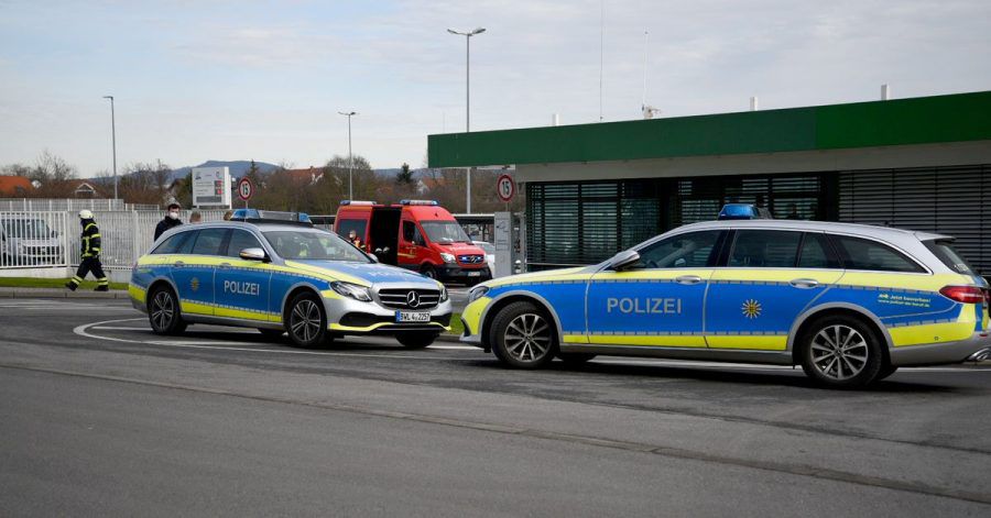 Fahrzeuge von Polizei und Feuerwehr stehen Mitte Februar vor einem Werk eines Getränkeherstellers in Eppelheim.