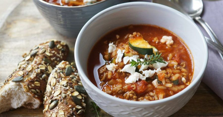 Zerbröselter Fetakäse kommt als Topping auf den Zucchini-Hackfleisch-Topf.