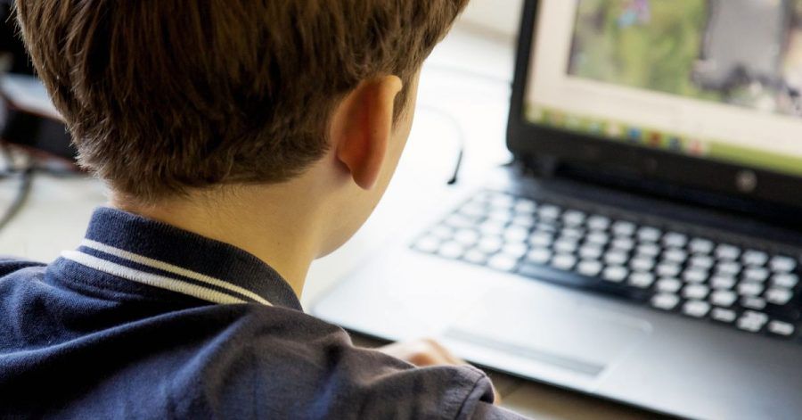 Spiele mit Chat-Funktion können Kinder schnell überfordern. Eltern sollten deshalb lieber auf Angebote ohne Chats zurückgreifen.