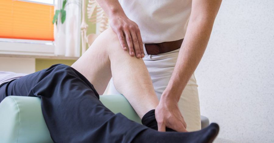 Die Behandlung beim Physiotherapeuten kann bei chronischen Schmerzen Bestandteil der Therapie sein.