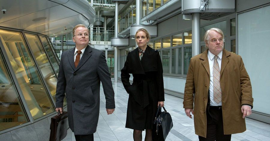 Michael Axelrod (Herbert Grönemeyer, l-r), Erna Frey (Nina Hoss) und Günther Bachmann (Philip Seymour Hoffman) im Spionagethriller.