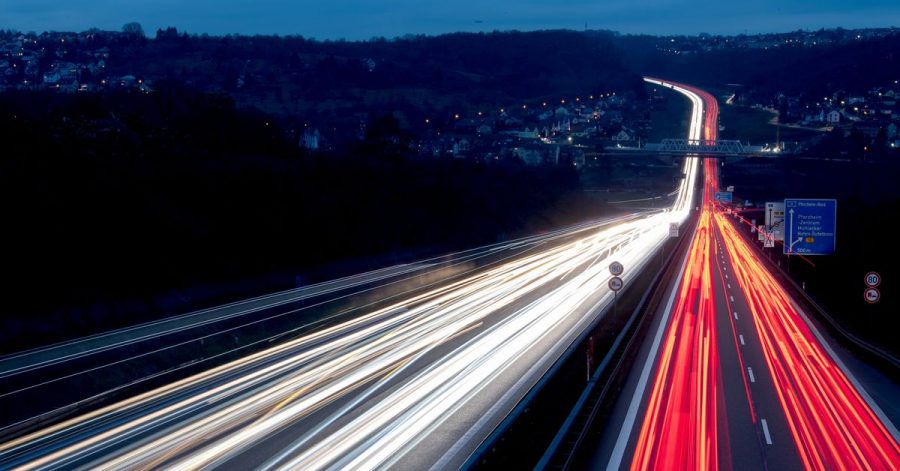 Heller, weiter und länger: Wer mit LED-Licht unterwegs ist, sieht in der Regel besser. Der ADAC hat sich das erste zugelassene Nachrüstset angeschaut.