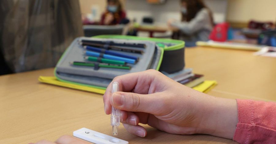 Schülerinnen und Schüler weiterführender Schulen sollen voraussichtlich bald wieder zur Schule gehen. Wann genau ist offen. Möglicherweise können sie sich regelmäßig testen lassen.